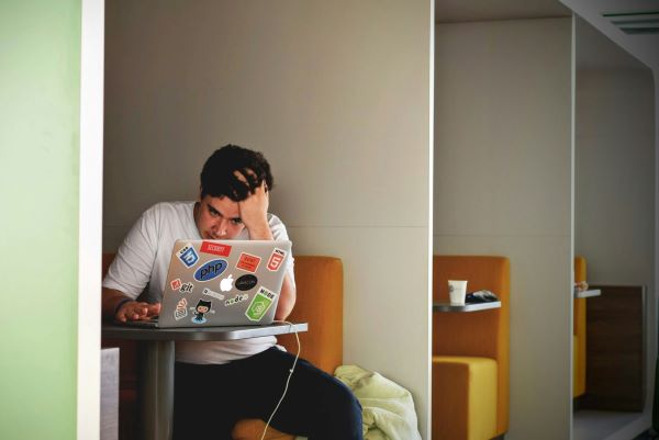 Comprendre la psychologie derrière la fatigue liée aux emails